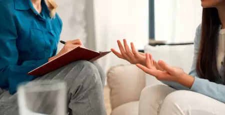 İlk terapi seansında danışanın zihinsel karmaşasını anlamaya çalışan terapist