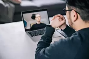 Online Psikolog Görseli Online psikolog görüşmesinde danışanıyla görüntülü konuşan psikolog