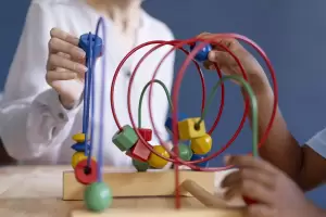 Oyun Terapisi Görseli Oyun terapisi sürecinde zeka oyunu oynayan çocuk